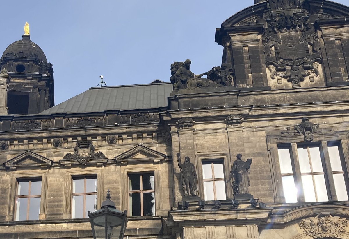 Bild vom Oberlandesgericht Dresden, darauf zu erkennen eine Kamera
