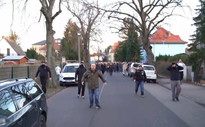 Screenshot aus dem Video, welches den Angriff auf das Presseteam dokumentiert.