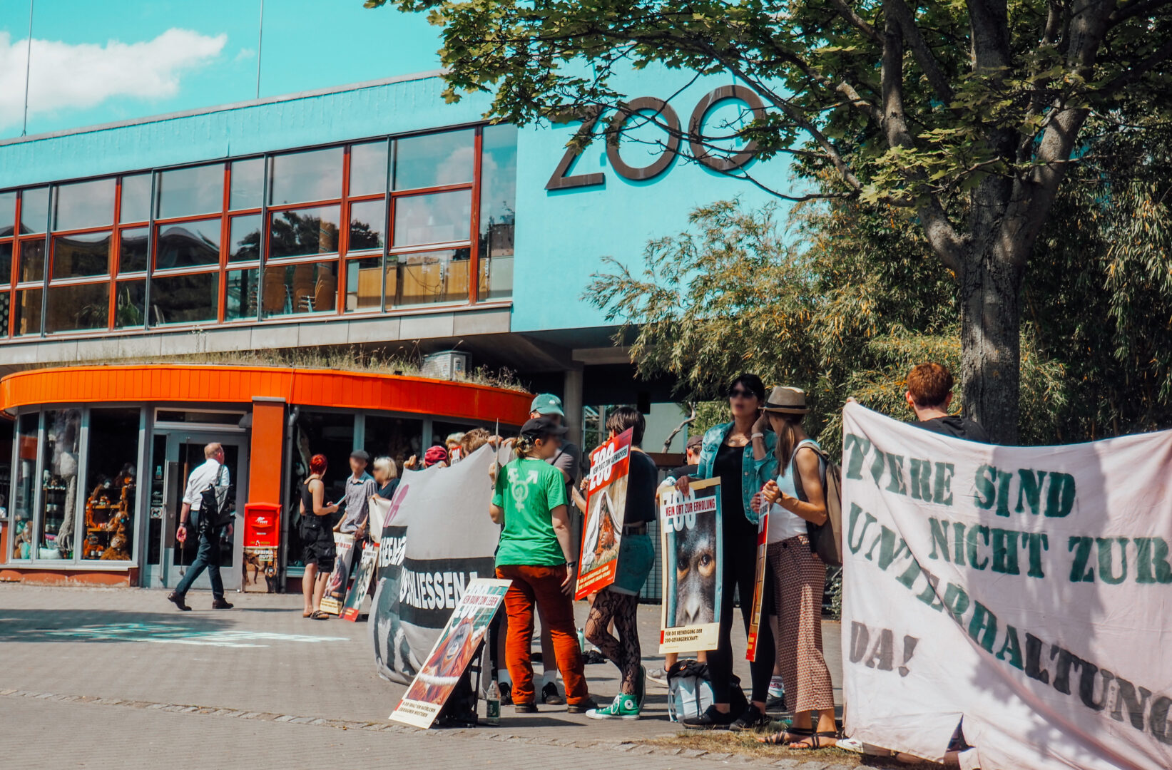 Während des Protests lief auch der Zoodirektor Karl-Heinz Ukena (ganz links) vorbei, ignorierte den Protest aber. Foto: Tigo Stolzenberger